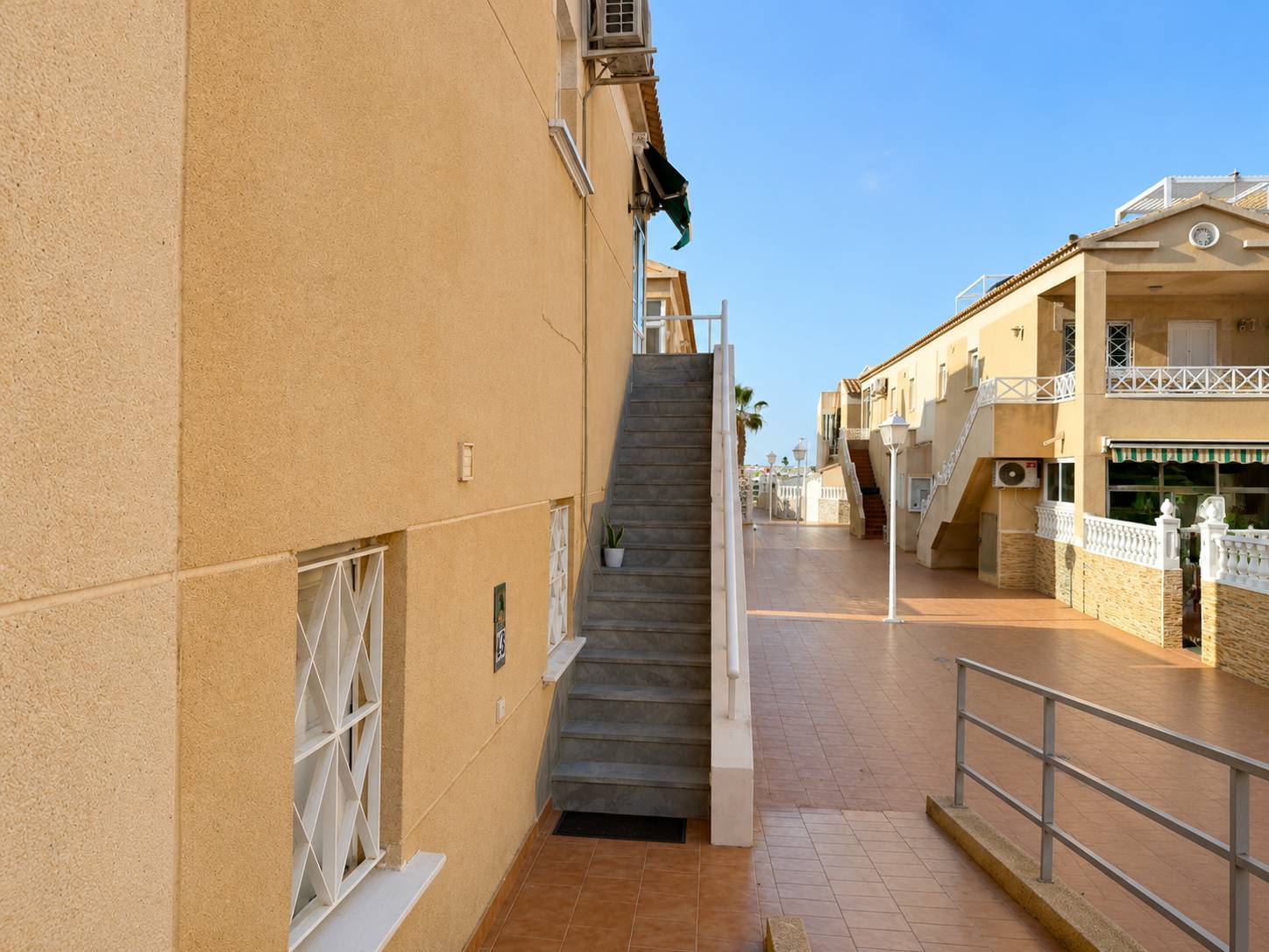 Torrevieja – Centralt Grupphus – bild 5