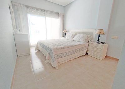 Här ett av de 3 mycket rymliga sovrummen i lägenheten vid playa del cura , torrevieja